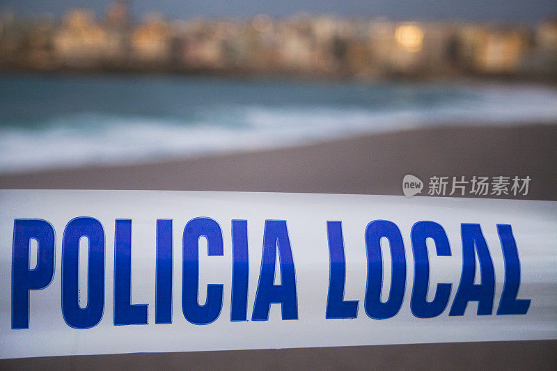 当地警方用警戒线封锁了Orzán海滩。A Coruña，加利西亚，西班牙。